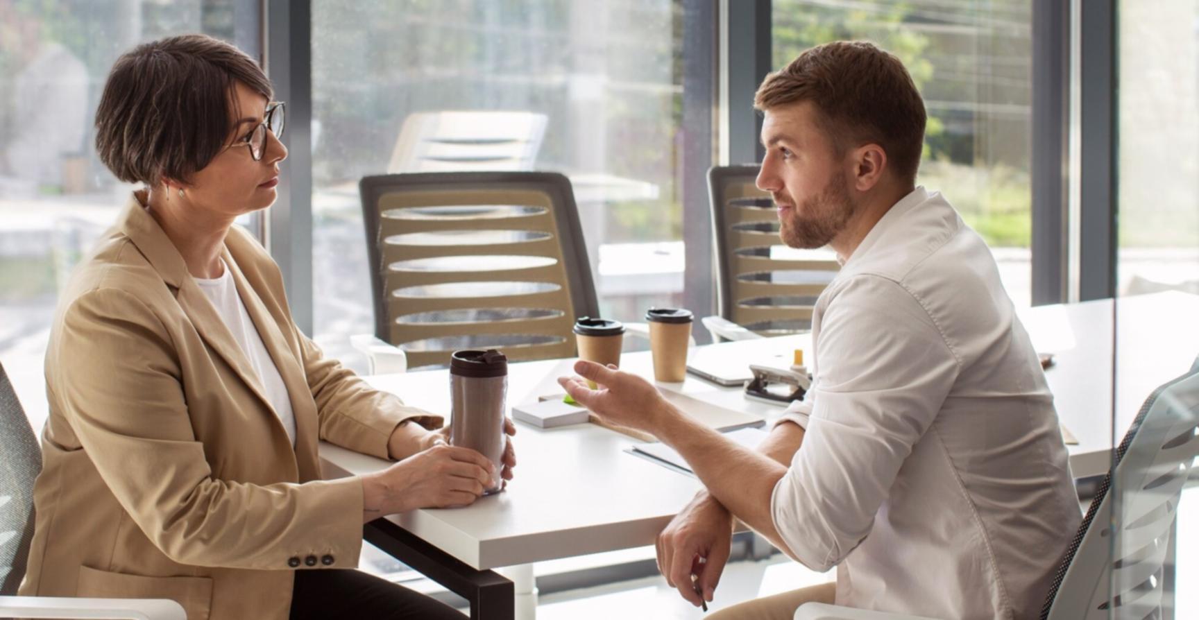 Sesión de planificación financiera con gráficos y calculadora