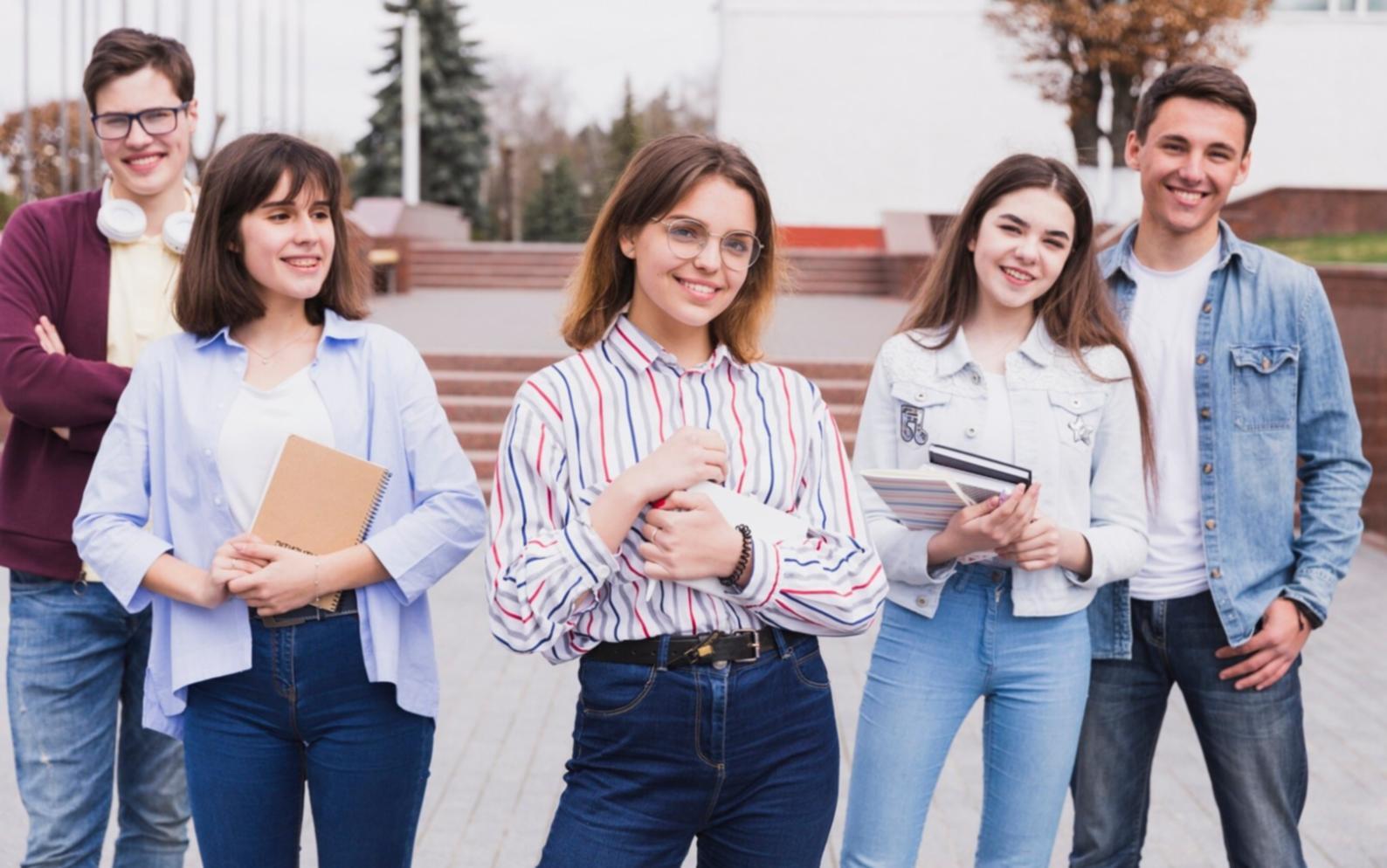 Análisis financiero detallado con documentos y calculadora